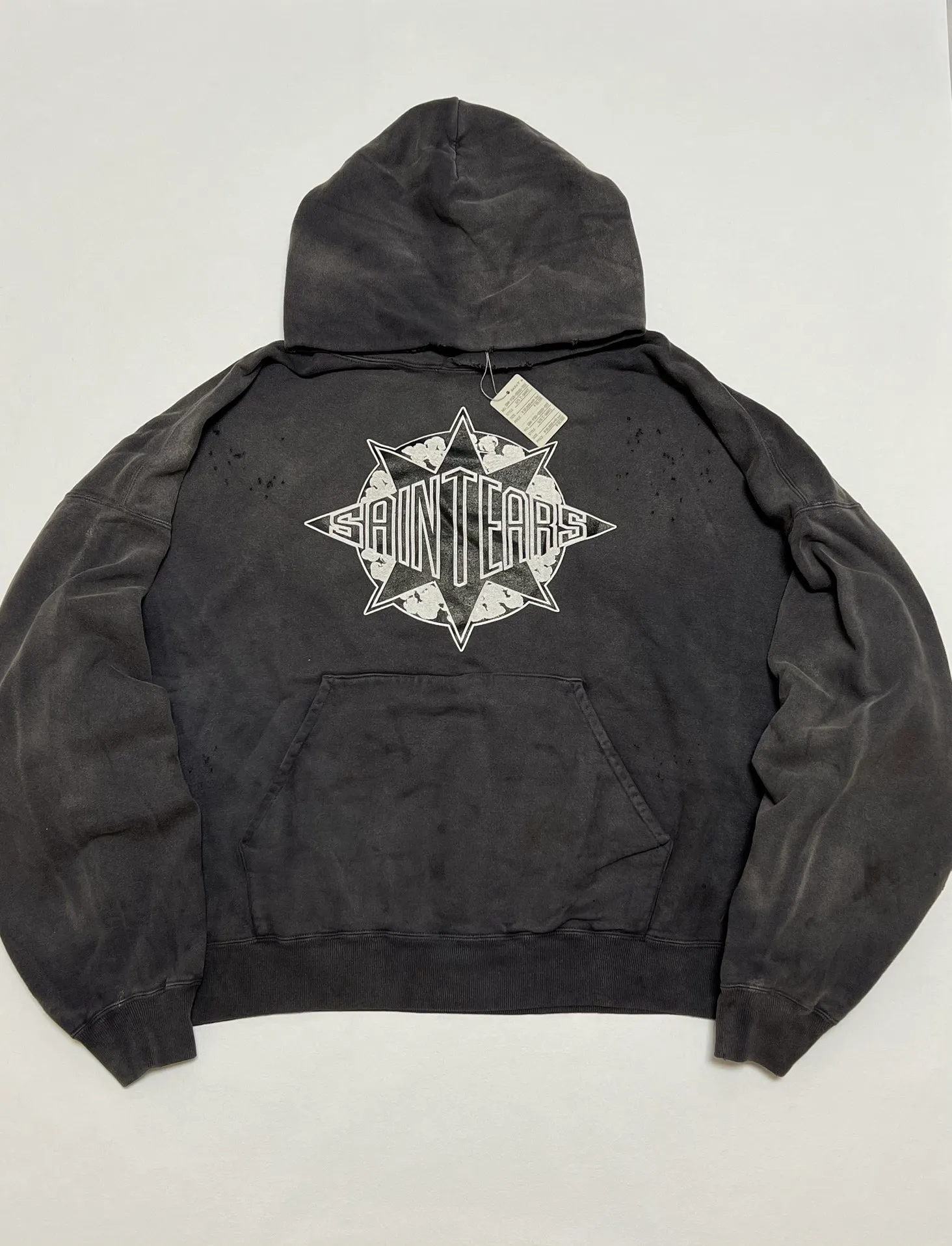 DENIM TEARS x SAINT Mxxxxxx SAINT TEARS Hoodie/BLK Five-pointed star cotton hole-in-the-dark distressed hoodie, washed black S-XL Assute dyeing, whole piece sprayed with horse fade/horse weight, co-branded main mark/cotton wash mark/cherub mark, many hanging holes on the front and rear panels, the original version has the same loose fit
